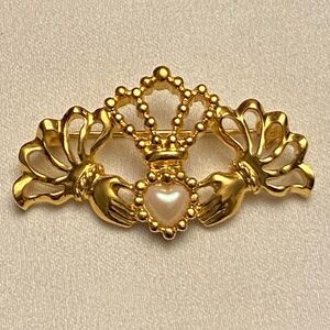 💜Vintage Avon Gold-Tone Pearl Irish Claddagh Brooch Brooch Pin Signed